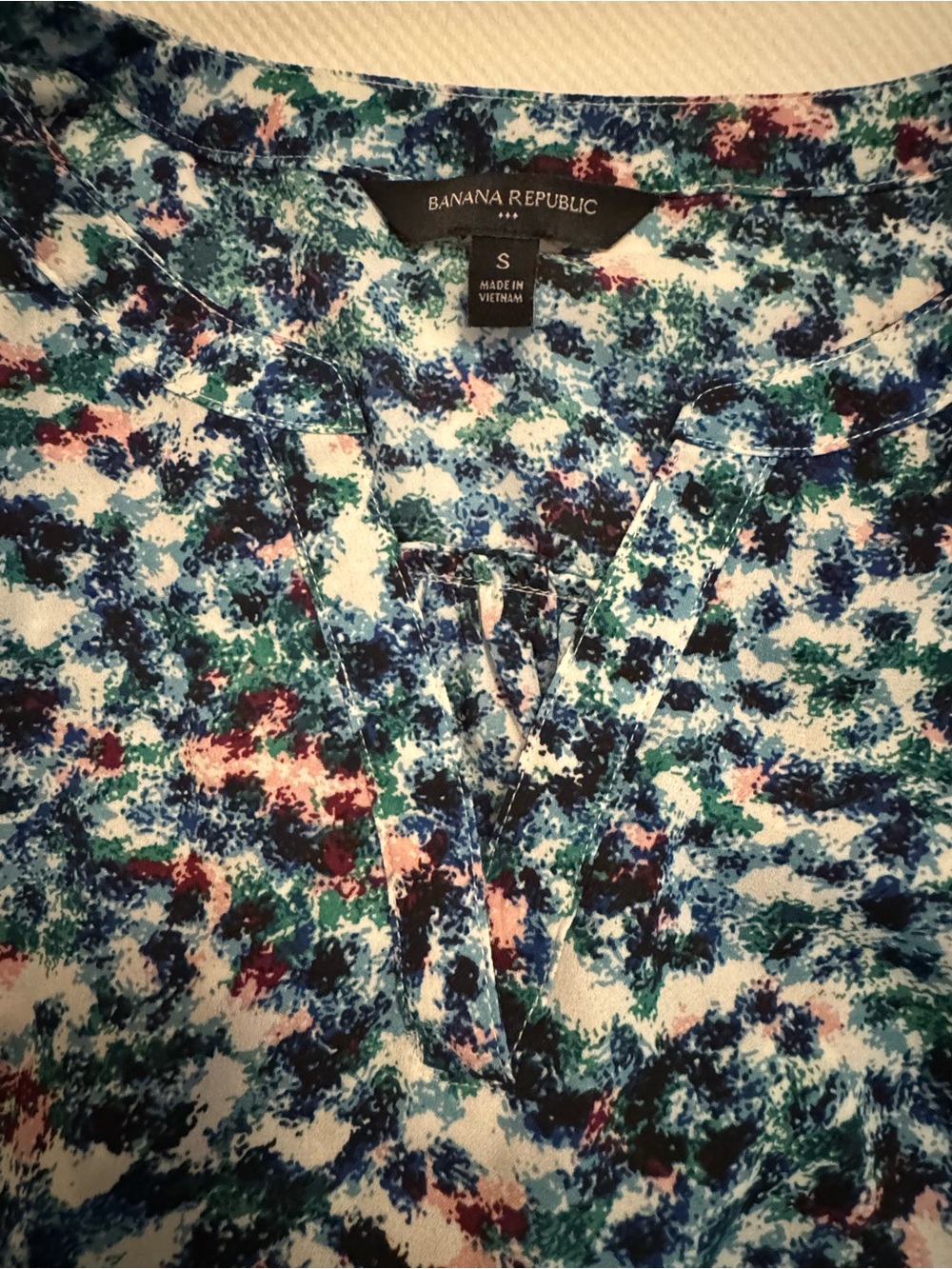 Banana Republic Navy Multi Floral Pleated Cap Sleeve Blouse - Picture 3 of 7